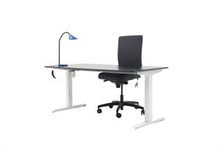 Kontorsæt med bordplade i sort, stelfarve i hvid, blå bordlampe og grå kontorstol